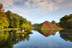 Seepyramide Branitzer Park © Leo Seidel, Stiftung Fürst-Pückler-Museum Park und Schloss Branitz Seepyramide Branitzer Park