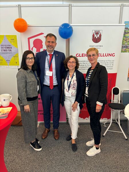 Von links: Gleichstellungsbeauftragte Aline Erdmann, Oberbürgermeister Tobias Schick, Landesgleichstellungsbeauftragte Manuela Dörnenburg, Leiterin des Cottbuser Frauenhauses Heike Boden