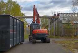Baufahrzeug vor den verfallenen Gewächshäusern der ehemaligen Großgärtnerei im Außenpark des Branitzer Parks