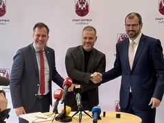 v. l.: Oberbürgermeister Tobias Schick, Sebastian Lemke (Präsident des FCE) und Sportminister Steffen Freiberg