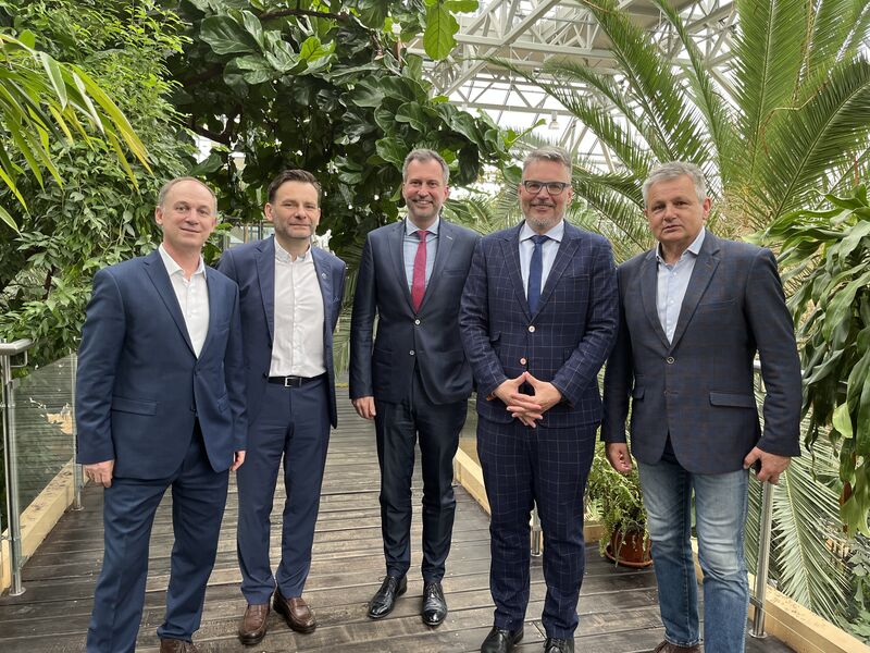 Oberbürgermeister Tobias Schick (m.) besuchte die Cottbuser Partnerstadt Zielona Góra (Polen). Im Palmenhaus im Zentrum der Stadt traf er die Vizestadtpräsidenten Krzysztof Kaliszuk und Darius Lesicki sowie den Stadtpräsidenten Janusz Kubicki und Czeslaw Fiedorowicz, Beauftragter für Europäische Territoriale Zusammenarbeit. (v.l.n.r.)