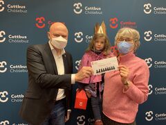 Dezernent Thomas Bergner übergibt Spende an Frau Rausch von der Pfarrei Cottbus/Chóśebuz