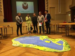 Bürgermeisterin Marietta Tzschoppe (2.v.l.), die Fachbereichsleiterin Stadtentwicklung Doreen Mohaupt sowie Ostseemanager Stefan Korb (l.) übergaben einen Ostsee-Teppich an Burkhard Schöps, Vorsitzender des Ostsee-Sportvereins, und Dennis Kettlitz (r.), Vorsitzender des Ostsee-Fördervereins.