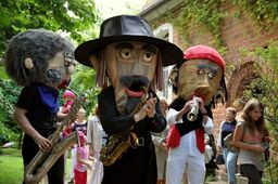Auf dem Schafhof Kackrow geben die Sax Puppets den Ton an und haben wegen der schreckhaften Schafe nur ab und zu die Masken auf