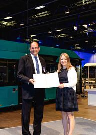 Geschäftsführer Ralf Thalmann (l.) nimmt den Förderbescheid aus den Händen der Parlamentarischen Staatssekretärin beim Bundesminister für Digitales und Verkehr Daniela Kluckert entgegen (r.)