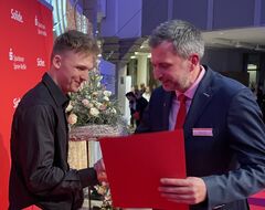 Caio Lauxtermann bei der Sportlergala 2023, bei der  er als "Juniorsportler des Jahres" von OB Tobias Schick geehrte wurde.