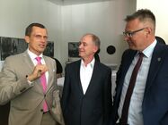 Buchvorstellung mit OB Holger Kelch (links)