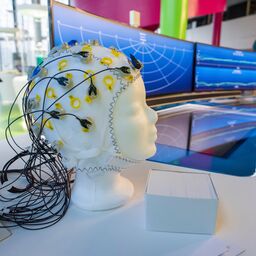 Eine Haube, die Gehirnströme misst und umwandelt