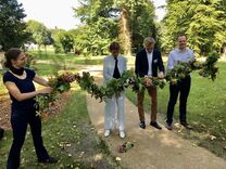 Fr. Weber, Fr. Tzschoppe, Hr. Körner und Hr. Wecke durchtrennen das Band (v. l.)