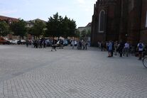 Neu gestalteter Oberkirchplatz mit ebenen Pflastersteinen im Fischgrätenmuster