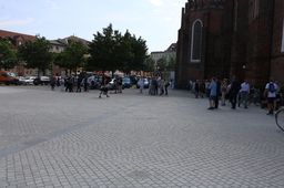 Neu gestalteter Oberkirchplatz mit ebenen Pflastersteinen im Fischgrätenmuster