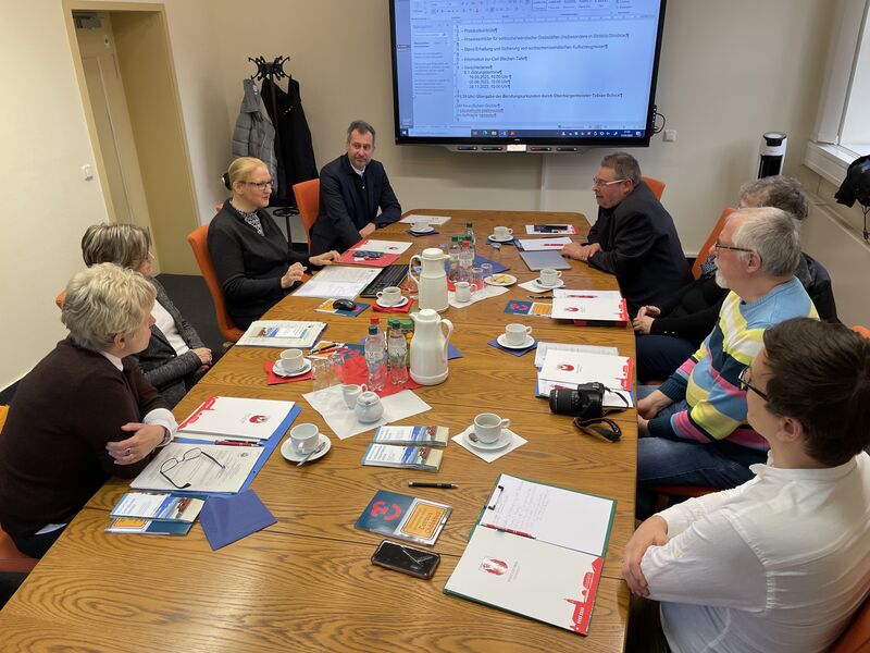 Mitglieder der Arbeitsgruppe „Sorbische/wendische Denkmale der Stadt Cottbus/Chóśebuz - Serbske pomniki města Cottbus/Chóśebuz“ mit Oberbürgermeister Tobias Schick