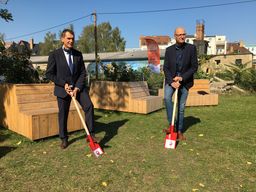 OB Holger Kelch und Colin Alexander Rauer vom Unternehmen DNSNET 