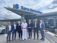 OB-Besuch im Sana-Herzzentrum (v.l.n.r) Peter Doell (GF EGC),  Markus Lehnigk (kfm. Direktor), Manuela Lehmann (Pflegedirektorin), Prof. Dirk Fritzsche (Ärztlicher Direktor), OB Tobias Schick, Dr. Christian von Klitzing (Regionalgeschäftsführer Sana), Marc Bernstädt (GF Herzzentrum).