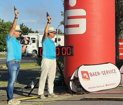 Holger Kelch und Ralf Braun geben den Startschuss für den Sparkassen-Halbmarathon
