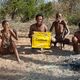 Besuch bei den Buschmännern und -frauen
des Stammes Ju/'Hoansi-San, die uns viele "Tricks" zum Überleben bei Wassermangel, Jagden auf Kleintiere
mit einfachsten Hilfsmitteln u.v.m. zeigten © Torsten Arnold Besuch bei den Buschmännern und -frauen
des Stammes Ju/'Hoansi-San, die uns viele "Tricks" zum Überleben bei Wassermangel, Jagden auf Kleintiere
mit einfachsten Hilfsmitteln u.v.m. zeigten