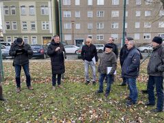 OB Tobias Schick auf dem Bolzplatz Hans-Sachs-Straße im Gespräch mit der Bürgerschaft.