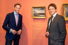Dr. Stefan Körner, Vorstand der Cottbuser Stiftung Fürst-Pückler-Museum Park und Schloss Branitz (links) mit Prof. Dr. Alexander Klar, Direktor der Hamburger Kunsthalle, bei der offiziellen Übergabe des Gemäldes Elbe und Neustädter Ufer in Dresden im Abendlicht (1837) von J. C. Dahl