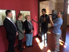 Marianne Materna im Interview im Rahmen der diesjährigen Jugendkonferenz 
mit Ministerin Martina Münch und OB Holger Kelch. (Foto: Stadtverwaltung)