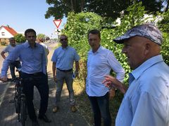 Markus Niggemann (l.) und Holger Kelch (2. v. r.) mit Ortsvorsteher Dieter Schulz