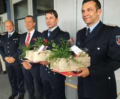 Die Feuerwehrbeamten Thomas Papproth (r.) und René Bansen (2.v.r.) wurden von OB Holger Kelch (2.v.l.) und Feuerwehr-Chef Jörg Specht (l.) zu Brandamtsräten befördert und dazu beglückwünscht.
