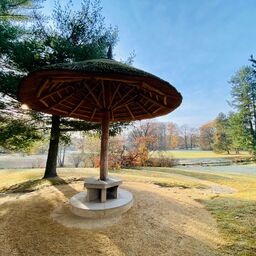 Rennbahnhügel mit Parasol