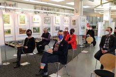 OB Holger Kelch (Mitte) nimmt sorbisches/wendisches Medienpaket entgegen