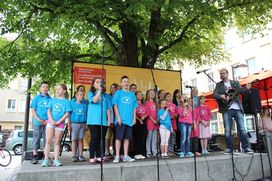 Torsten Karow mit dem Sachsendorfer Kinderchor bei "Guten Morgen Cottbus" (Foto: Bibi Iw)