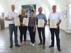 Foto: v.l.: Sven Koritkowski (Stadt Cottbus/Chóśebuz), Jennifer Wydra (Landkreis Havelland), Annett Jura (Vorsitzende der AGFK BB), Marko Köhler (Amt Brück) und Thomas Zylla (Stadt Falkensee)