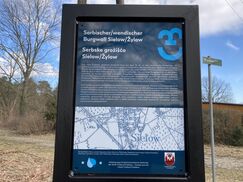 zweisprachige Informationstafel in Sielow/Žylow