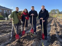 Foto (v.l.n.r.): Baumpflanzaktion mit Michael Knopf (SDW), Julia Rösch (Sparkassen-Lotteriegesellschaft), Ralf Braun (Vorstandsmitglied Sparkasse Spree-Neiße), OB Tobias Schick.