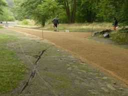 Nicht nur die Wege selbst, auch die frisch angelegten Rasenbankette wurden aktuell wieder durch Missachtung der Baustellenabsperrung stark beschädigt.