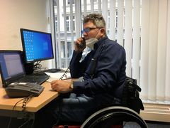 Tino Pohl ist einer der Betreuer der Hotline