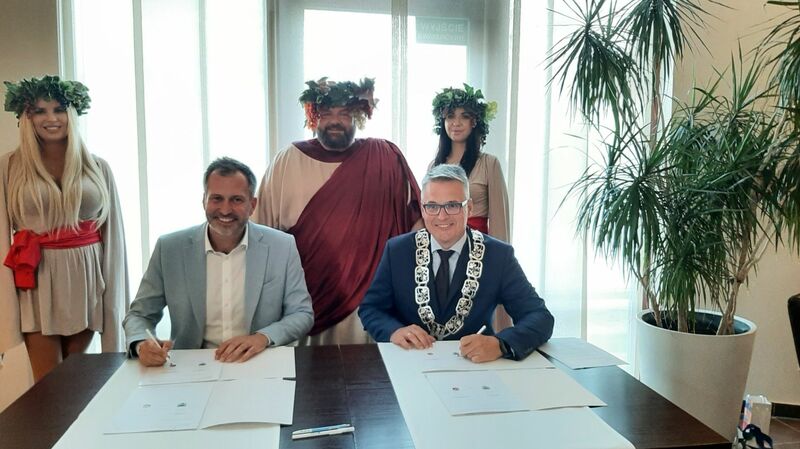 Oberbürgermeister Tobias Schick und Stadtpräsident Janusz Kubicki bei der Vertragsunterzeichnung