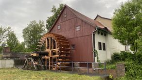 Fertiggestelltes Wasserrad an der Spreewehrmühle