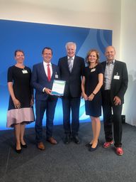 Bundesinnenminister Horst Seehofer übergibt den Bescheid an OB Holger Kelch