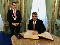 Eintragung in das Goldene Buch: v. l. Oberbürgermeister Holger Kelch und Stadtpräsident der polnischen Partnerstadt Zielona Góra, Janusz Kubicki