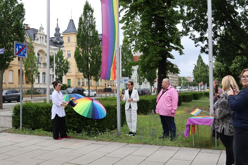Bürgermeisterin Marietta Tzschoppe beim Hissen der Regenbogenfahne