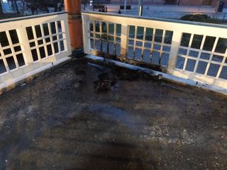 Beschädigter Fußboden des Teehäuschens