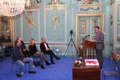 Ehrenchronik (vorn sitzend): Eberhard Nahly, Doreen Goethe, Reinhard Drogla (Vors. der StvV), am Pult OB Holger Kelch bei der Laudatio.