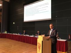 Holger Kelch auf einer früheren Stadtverordnetenversammlung  in der Stadthalle 