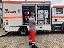 Ausrüstung des Einsatzteams für den Hilfseinsatz im Katastrophengebiet