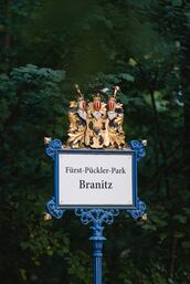 Parkeingangsschid Branitzer Park © Christiane Schleifenbaum, Stiftung Fürst-Pückler-Museum Park und Schloss Branitz Parkeingangsschid Branitzer Park