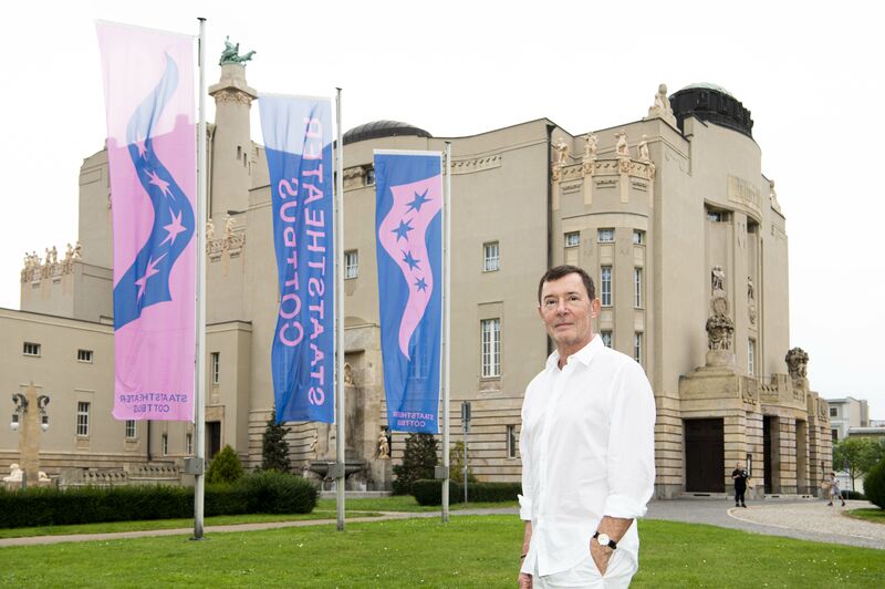 Vor dem Großen Haus:
Stephan Märki, Intendant und Operndirektor des Staatstheater Cottbus