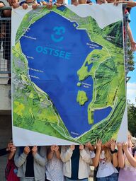 Übergabe des Ostsee-Aufklebers beim Schuljahresabschluss der 4. Klasse der Blechen-Grundschule