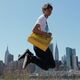 Jump! Vor der Skyline Manhattans