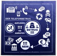 Brillenputztuch des Landespräventionsrat Brandenburg warnt vor Betrugsmaschen