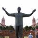 Nelson Mandela vor dem Parlament von Pretoria © Sylvia Wähling Nelson Mandela vor dem Parlament von Pretoria