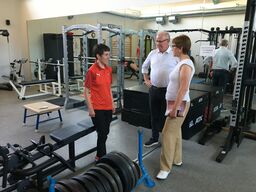 Ministerin Schneider (r.) im Gespräch mit Paragold-Gewinnerin Jana Majunke und Trainer Detlef Uibel