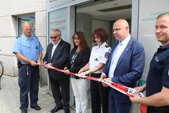 Polizeipräsident Hans-Jürgen Mörke, Staatssekretärin Katrin Lange, Leiterin der Polizeiinspektion Cottbus/Spree-Neiße und Ordnungs- und Sicherheitsdezernent Thomas Bergner eröffnen das Sicherheitszentrum